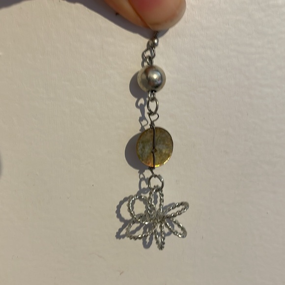 Silver and shell earrings - Picture 2 of 3